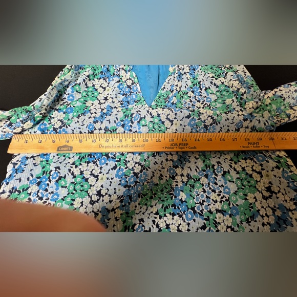 LOFT LIGHT BLUE/GREEN/BLACK FLORAL RUFFLED SLEEVES, SIZE MEDIUM V NECK - Picture 6 of 14
